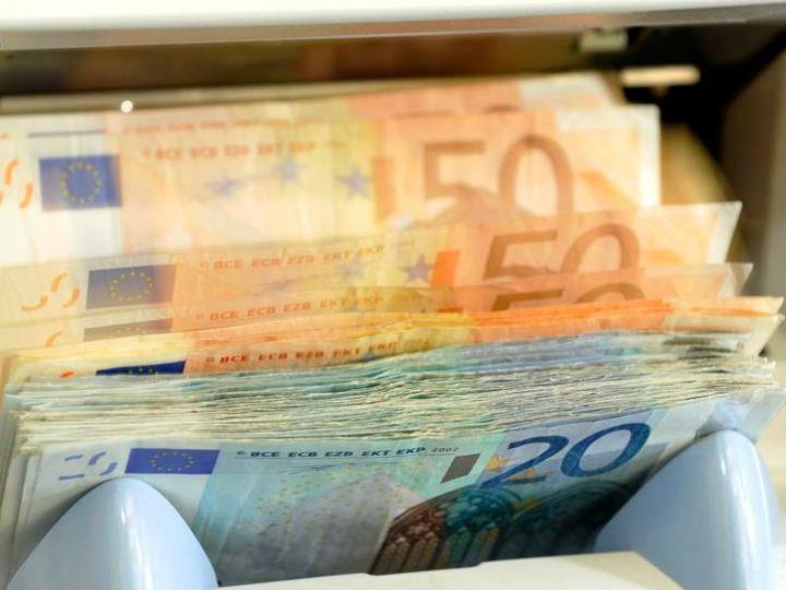 Από τον αναλυτικό κατάλογο που παρουσίασαν οικονομικοί υπουργοί οι επιχειρηματίες χρωστούν 135 δις. ευρώ σε Δημόσιο, τράπεζες, ακόμη και στη ΔΕΗ, και τα νοικοκυριά 95 δις. ευρώ σε τράπεζες και Εφορία.