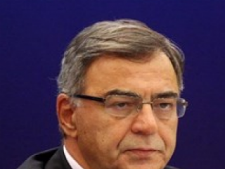 Με ιδιαίτερα σημαντικό άρθρο του ο πρώην υπουργός και καθηγητής Νίκος Χριστοδουλάκης, βάζει στη θέση του τον Τζότζεφ Στίγκλιτζ, ο οποίος σε συνέντευξή του σε ελληνικό περιοδικό δήλωνε ότι το 2015 είχε εκπονήσει με ομάδα Τεξανών οικονομολόγων σχέδιο εξόδου της Ελλάδας από την ευρωζώνη.