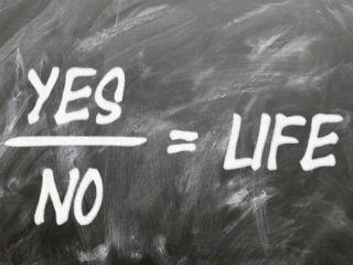 Είναι καιρός η σιωπηρά πλειοψηφία να ζήσει σε μιαν Ελλάδα που θα βλέπει μπροστά. Μιαν Ελλάδα της ελευθερίας, της δημοκρατίας, της αξιοκρατίας και του σεβασμού στον άλλον. Ήλθε η ώρα να δημιουργηθεί μία Ελλάδα της γνώσης, της έρευνας, της ανάπτυξης και της γόνιμης εργασίας. Το «όχι στην αθλιότητα και την κακομοιριά» είναι ιστορικό καθήκον.