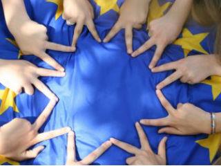 Οι νέοι χρειάζονται ευρύ φάσμα ικανοτήτων που θα τους επιτρέψει να πετύχουν στη ζωή τους, να κάνουν μια εργασία που να τους γεμίζει και να είναι ενεργοί πολίτες, ανεξάρτητα από την προέλευσή τους. Η εκπαίδευση παίζει κομβικό ρόλο ώστε να έχουν την καλύτερη δυνατή αφετηρία για να πετύχουν τους στόχους αυτούς. Πρέπει όμως να ληφθούν μέτρα ώστε να βελτιωθούν η ποιότητα και οι επιδόσεις των εκπαιδευτικών συστημάτων στην Ευρώπη, έτσι ώστε να συμβαδίζουν με τις κοινωνικές αλλαγές και να βοηθούν όλα τα παιδιά και τους νέους. Οι αποφάσεις στον εκπαιδευτικό τομέα λαμβάνονται σε εθνικό και περιφερειακό επίπεδο, αλλά η ΕΕ στηρίζει τα κράτη μέλη, σεβόμενη ταυτόχρονα πλήρως την αρχή της επικουρικότητας.