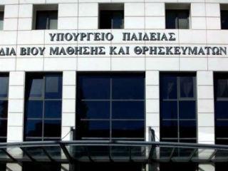  Όμως η παιδεία δεν είναι και δεν πρέπει να είναι κλοτσοσκούφι του κάθε κόμματος ή υπουργού. Γιατί απευθύνεται στη νέα γενιά που αποτελεί το μέλλον στης πατρίδας μας. Σε άλλες, κανονικές χώρες, όπως η Φινλανδία και η Ν. Κορέα η οικονομική κρίση ξεπεράστηκε με σοβαρές αλλαγές στην εκπαίδευση. Αντίθετα στην Ελλάδα, μικρά και μεγάλα συμφέροντα, καθώς και εμμονές σε ιδέες που έχουν προ καιρού καταρρεύσει, δουλεύουν με περισσή επιμέλεια το ράβε ξήλωνε, με αποτέλεσμα το γνωστικό επίπεδο πέρα από την αναχρονιστική προσέγγιση της παπαγαλίας, να περιορίζεται και να εμφανίζεται το φαινόμενο του φροντιστηρίου ακόμη και στο δημοτικό σχολείο.