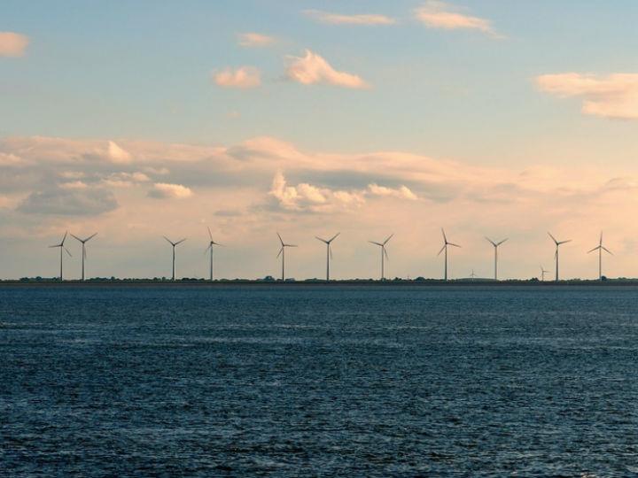 Σύμφωνα με τη στρατηγική, προτείνεται αύξηση της υπεράκτιας αιολικής ισχύος της Ευρώπης από το επίπεδο των 12 GW στο οποίο ανέρχεται σήμερα ώστε να φτάσει τουλάχιστον στα 60 GW έως το 2030 και στα 300 GW έως το 2050.