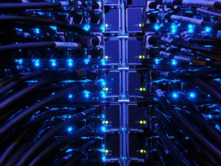 Μια νέα νομική και χρηματοδοτική δομή - η κοινή επιχείρηση EuroHPC - θα αγοράσει, θα οικοδομήσει και θα αναπτύξει, σε ολόκληρη την Ευρώπη, υποδομή πληροφορικής υψηλών επιδόσεων παγκόσμιας κλάσης. Θα στηρίξει επίσης πρόγραμμα έρευνας και καινοτομίας για την ανάπτυξη των τεχνολογιών και των μηχανών (υλισμικό) καθώς και των εφαρμογών (λογισμικό) με τις οποίες θα λειτουργούν οι εν λόγω υπερυπολογιστές.