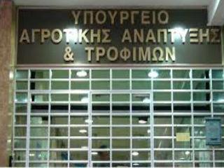 Συγκεκριμένα, στις 9 Μαρτίου ο Επίτροπος, μιλώντας από το βήμα του 3ου Συνεδρίου του Economist για την Αγροτική Επιχειρηματικότητα που έγινε στην Θεσσαλονίκη, αναφέρθηκε στην «τρύπα» ύψους 3 δισεκατομμυρίων ευρώ που οφείλει να επιστρέψει η Ελλάδα στην Ευρωπαϊκή Ένωση (ΕΕ) από πρόστιμα, παράνομες επιδοτήσεις και δημοσιονομικές διορθώσεις. Όπως είπε, παρουσία του Έλληνα υπουργού Αγροτικής Ανάπτυξης κ. Ευαγ. Αποστόλου, τα μισά από αυτά τα χρήματα αφορούν ποσά αγροτικών ενισχύσεων που έπρεπε να είχε επιστρέψει η Ελλάδα ήδη από το 2012, ωστόσο η Επιτροπή έδειξε κάποια ευελιξία και έδωσε παράταση στην αποπληρωμή συνεκτιμώντας την κατάσταση κρίσης στην οποία βρίσκεται η ελληνική οικονομία.