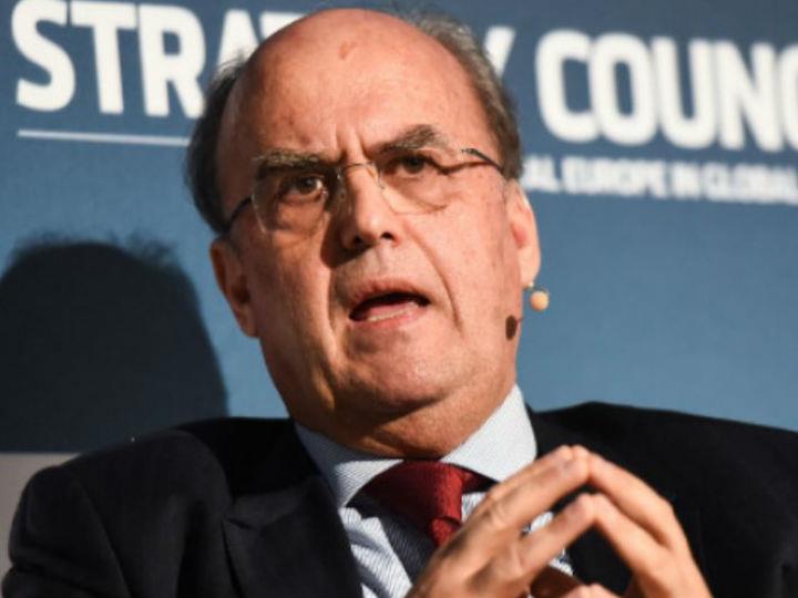 «Ένα σύστημα κρατικών εγγυήσεων με την ονομασία "Ηρακλής" αποσκοπεί στη μείωση του όγκου των μη εξυπηρετούμενων δανείων κατά 30 δισεκατομμύρια ευρώ μέσα σε ένα έτος. Οι τράπεζες μπορούν να χρησιμοποιήσουν κρατικές εγγυήσεις για μια ελάχιστη αξία τιτλοποιήσεων κατά την πώληση παλαιών δανειακών απαιτήσεων έναντι αμοιβής.»