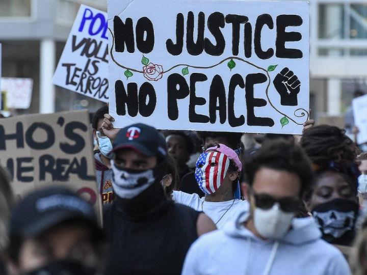 Στην ταινία FruitvaleStation ο 22χρονος ήρωας αφήνει την τελευταία του πνοή στο νοσοκομείο, φινάλε που μου προξένησε θλίψη και ένα τεράστιο «γιατί;». Το ίδιο και τώρα εκείνο το ΓΙΑΤΙ  πλανάται στην ατμόσφαιρα, από την καλύβα του μπάρμπα –Θωμά που διάβαζα ως παιδί, μέχρι  τα  διδάγματα του  Μάρτιν Λούθερ Κινγκ με τα οποία ήρθα σε επαφή στα εφηβικά μου χρόνια όταν έγραφα  τις πρώτες μου εκθέσεις για την ισότητα,  την αλληλεγγύη, την κοινωνική δικαιοσύνη και τα ανθρώπινα δικαιώματα… 